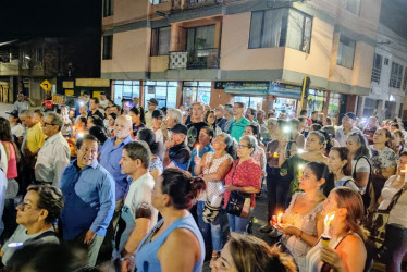 En Chinchiná marchan con linternas y velas por las calles del Centro, en rechazo a las alzas en el avalúo catastral urbano y el predial. Cacerolazo y protestas.