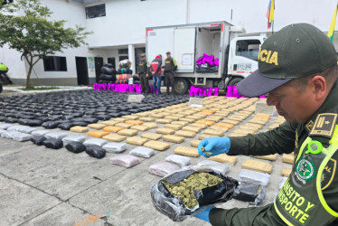 El conductor, que cuenta con antecedentes, transportaba la marihuana en un carro robado.