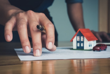 Documento con una casa encima