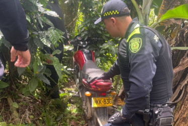 Fotos de Teleaguadas| LA PATRIA  La moto robada este viernes 30 de mayo la escondieron en un cafetal.