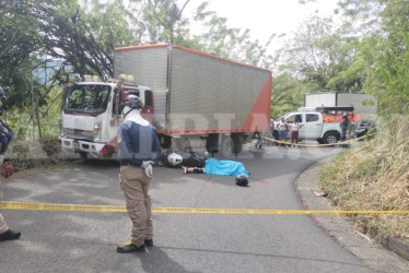 La víctima, sin identificar, colisionó contra el camión en zona rural de Belalcázar.