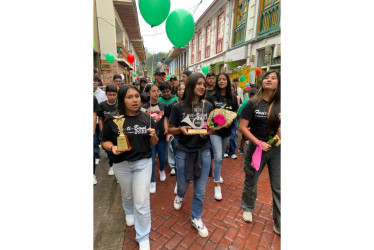 Desfile en la calle real de Neira.