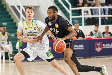 El norteamericano Gregori Heckstall (d), figura en la victoria de MZL Manizales Sabios ante Cimarrones con 7 triples convertidos. El equipo vuelve a jugar el sábado (17 de mayo) en el Coliseo Mayor.