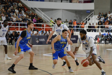 El norteramericano Walyn Naper (con el balón) lideró la victoria de MZL Manizales Sabios ante Cimarrones. El equipo juega nuevamente este miércoles en el Coliseo Mayor.