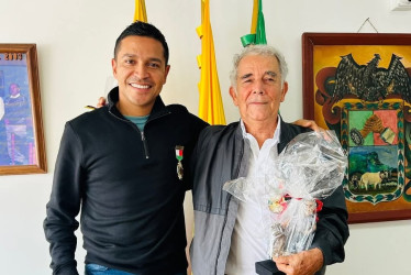 Jhon Alejandro Gallego (i) árbitro FIFA, y Rafael Jaramillo, cafetero, fueron homenajeados por el Concejo de Neira.