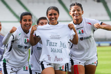 Tatiana Rivera (c) le dedicó a su mamá el gol que marcó este lunes. Once Caldas empató 1-1 con Fortaleza en la fecha 10 de la Liga Femenina.