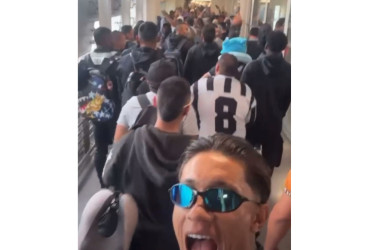 Jefry Zapata garbó un video en el que se observan los minutos previos del Once Caldas antes de viajar a Brasil. El equipo va con varios hinchas en el avión.