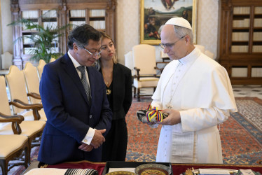 El papa León XIV durante el intercambio de presentes en su encuentro con el presidente de Colombia, Gustavo Petro (i) este lunes en el Vaticano.