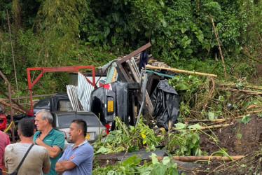 Derrumbe en el parqueadero La Estrella, en la salida de Chinchiná este viernes (2 de mayo).