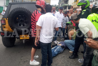 El peatón, identificado como Fabián Henao, murió en el hospital de Neira.
