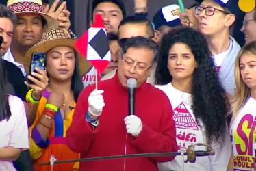 Gustavo Petro llevó este jueves (1 de mayo) la espada de Simón Bolívar a la plaza que lleva el nombre del Libertador para significar la defensa de su reforma laboral