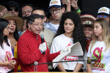 "Esa decisión popular de salir a las calles cada vez va a ser mayor antes de que el Senado apruebe la convocatoria a la consulta", dijo Petro