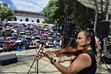 Miembro de Educal toca el violín durante el paro de maestros en Caldas.