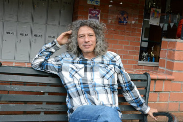 Foto | Freddy Arango | LA PATRIA   Luis Miguel Rivas recomienda a las personas que lean su obra "Más tareas no hechas" que habla sobre realidades colombianas. 