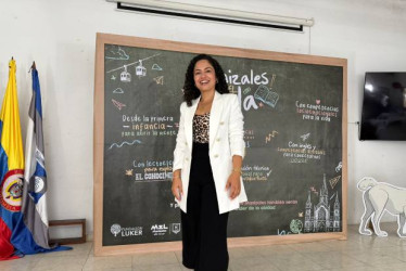  Foto I LA PATRIA  María Isabel Carmona, profesora de la I.E. La Camelia (antes ENAE), expuso su testimonio sobre los avances de sus alumnas en comprensión de lectura y matemáticas, gracias a programas de la Alianza Alcaldía-Fundación Luker.