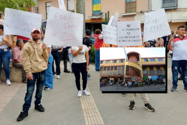 En la Abuela de Caldas protestaron este 30 de mayo contra el proyecto para mejorar la Plaza de Mercado. El alcalde explicó que la estructura incumple normas.