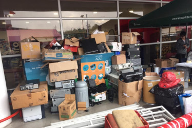 Lo que usted considera chatarra puede ser el tesoro de una empresa para fabricar nuevos artículos y cuidar el medioambiente. Recogen los residuos en la puerta de su casa.