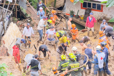 Dos adultos de 59 años fallecieron en el deslizamiento de tierra que sucedió en el barrio Pueblo Sol bajo de Dosquebradas. Varias familias perdieron sus viviendas