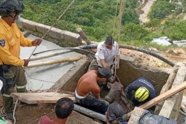 Las labores de rescate tardaron aproximadamente tres horas. Fue vital la ayuda de la comunidad que agilizó el ejercicio de los bomberos. 