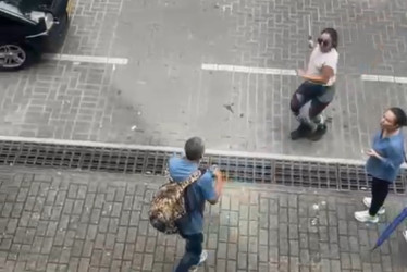 Una mujer se bajó de su vehículo y se enfrentó a un peatón que le lanzó algo dentro del carro en el centro de Pereira