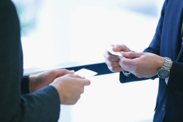 Personas compartiendose tarjetas