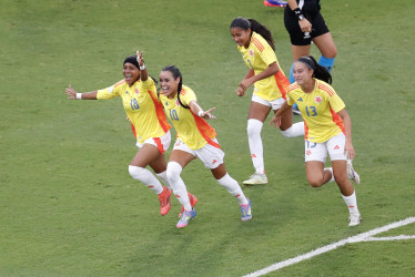Jugadoras de Colombia celebran un gol este domingo, en un partido del Sudamericano Femenino Sub-17 entre Chile y Colombia en el estadio Pascual Guerrero, en Cali (Colombia).