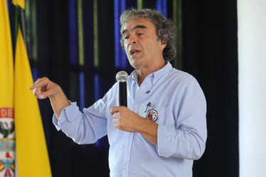 Sergio Fajardo, precandidato presidencia, durante su diálogo con estudiantes en el Instituto Técnico San Rafael de Manizales. 