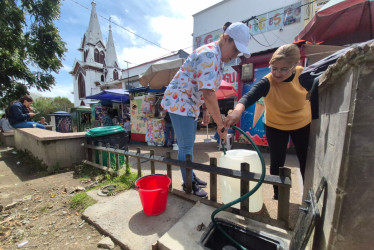 Sacian la sed del comercio en el parque de Caldas. En seis módulos celebran la llegada del servicio de agua potable. Durante décadas, vendedoras informales cargaban galones de agua potable para garantizar las ventas de cafés y la higiene de sus puestos. Vendedoras tumban un mito y esperan más ventas.