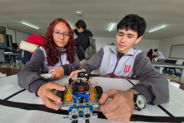 Foto I Freddy Arango I LA PATRIA  Mariana Mesa y Vairon Alexis Gómez, estudiantes del Instituto Universitario de Manizales, en la inauguración del Aula STEM, la primera en un colegio público de Manizales. 