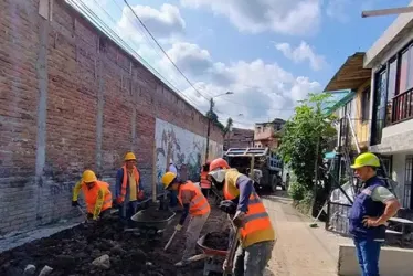 Técnicos de Aguas y Aguas de Pereira inspeccionan el avance de la obra en Laureles I.
