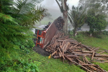 El tractocamión accidentado en la Troncal de Occidente.