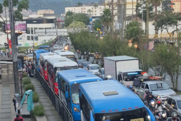 Así estaba la movilidad en el sector de Fundadores, en Manizales, después de las 6:00 p.m. de este miércoles debido al plantón a favor de la consulta popular del Gobierno Petro.