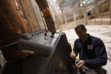 La Capilla Sixtina del Vaticano se prepara este viernes, 2 de mayo de 2025, para el cónclave 