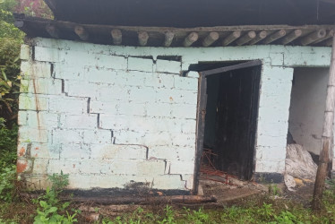 El riesgo se aloja en 25 casas de La Amalia: así se ve una parte de la casa de Luz Dary Guevara Bueno. Las lluvias de este 2025 evocan la emergencia invernal de septiembre del 2022. La UNGRD se acuerda de la zona tras las promesas incumplidas de Olmedo López.