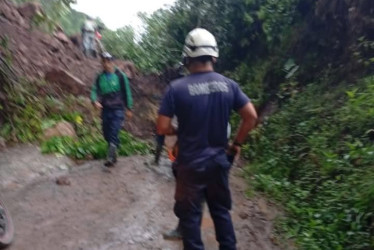La vereda Cabuyal en Supía amaneció cerrada por un deslizamiento de tierra. Bomberos adviertes que hay desprendimiento de roca en el sector