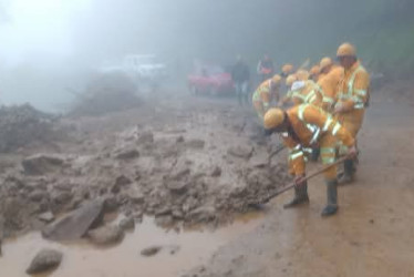 Personas trabajan para remover los derrumbes y habilitar el paso en la vía Manizales - Bogotá.