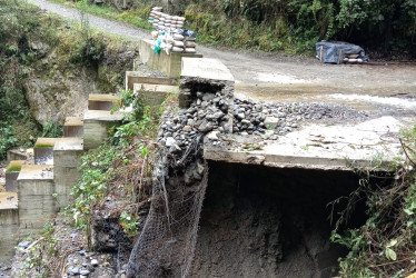 Este es el punto en el sector de la quebrada Nápoles que mantiene cerrado el paso entre Marulanda y Manzanares.
