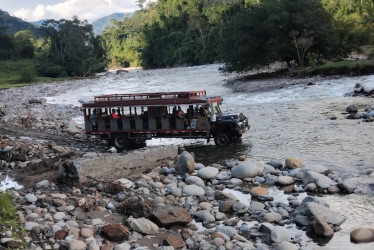 La vía fue arrasada por el río el 11 de abril de este 2025 y hundió la movilidad. Se cerró una conexión entre departamentos, a la maquinaria le falló el motor y hay carros que se aventuran a cruzar el afluente.