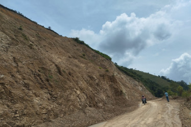 El callejón sin salida del Norte de Caldas: la Gobernación anuncia obras en 4 de los 6 km que faltan por pavimentar. Ciudadanos piden atender el acueducto afectado por derrumbes. Se invertirían $21 mil 18 millones con recursos de regalías. Una vía sin norte espera obras.