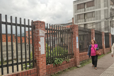 Este es lote, propiedad del municipio y en el que estaba la Casa Consistorial, se iba a construir el Cable Aéreo, pero otra acción popular interpuesta por Enrique Arbeláez Mutis lo impidió.