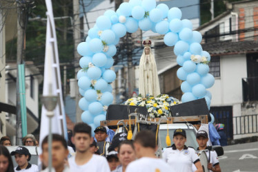 Durante el recorrido los asistentes rezaron el rosario y estuvieron acompañados por la banda de la Policía.