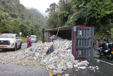  La volqueta que se volcó este viernes cerca de Cerro Bravo.