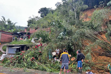 Foto I Cortesía | LA PATRIA En el sector de Los Piononos, en Supía, un derrumbe tapó una casa. Allí rescataron con vida a un bebé, el cual quedó atrapado un rato entre un hueco.