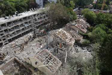 Equipos de emergencia israelíes trabajan en el lugar del ataque con misiles iraníes contra un complejo residencial en Tel Aviv, Israel