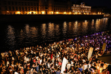 Asistentes durante la Fiesta de la Música en París, Francia.