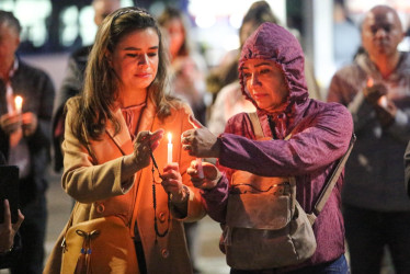 Al Parque de la Mujer Luz Marina Zuluaga llegaron alrededor de 150 personas para la segunda velatón en Manizales en honor a Miguel Uribe Turbay.