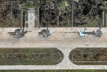 Una imagen satelital facilitada por Maxar Technologies muestra aviones Tupolev Tu-95 destruidos tras una serie de ataques con drones ucranianos contra la base aérea de Belaya, Rusia.