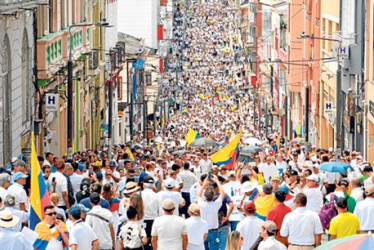 Fotos | Freddy Arango | LAPATRIA Las calles se llenaron de camisas blancas que insistieron en el derecho a vivir en paz en Colombia.