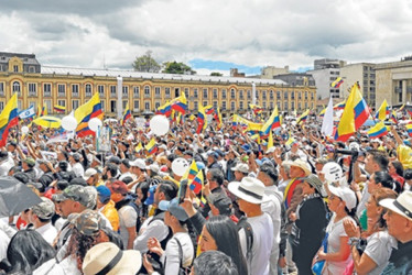 Fotos | EFE | LAPATRIA Miles de personas se manifestaron con carteles y banderas. La movilización fue convocada tras el atentado contra el senador y precandidato Miguel Uribe.