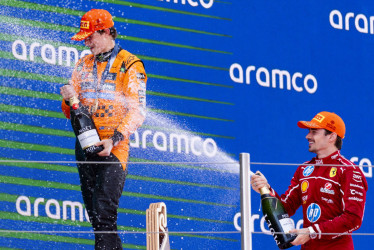  El piloto australiano del equipo McLaren Oscar Piastri (i), y el piloto monegasco del equipo Ferrari Charles Leclerc (d)